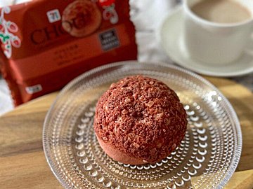 【セブン新商品】もちもちシューとザクザクザラメの食感が新しい！「ザクもち食感 いちごシュー」