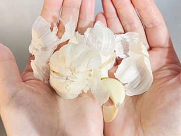 こんなに簡単だったの!?ニンニクの皮をスルッとむく裏ワザ