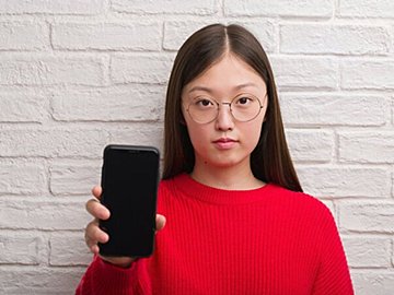 スマホの使いすぎが招く危険な目のトラブルとは!?最悪手術が必要になるケースも
