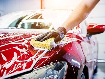 洗車直後の車が何者かの足跡まみれに⁈そのキュートな痕跡に「かわいいけど困りますね」「立派な足跡」の声集まる