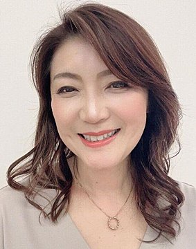 【2023最新】50代の女性におすすめ！品のいい大人のロングヘアカタログ