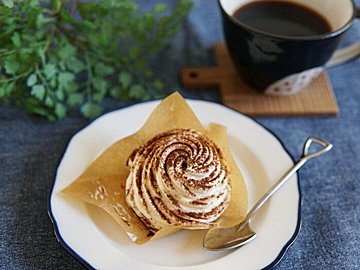 【ローソン】ビター感とふんわりクリームの誘惑「Uchi Café×猿田彦珈琲 ティラミスモンブランケーキ」