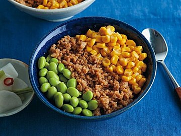 調理時間は15分！たんぱく質と野菜が一緒にとれて大満足のカレー焼きとり丼＆3色みそそぼろ丼レシピ