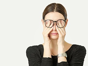 どの指でクリームを塗っている？目元が老けるNGケア