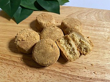 【成城石井】沖縄県産黒糖ときな粉をたっぷり使用した「さくほろ」食感が絶品の焼き菓子とは