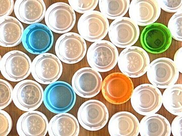 たまりがちな「ペットボトルのふた」を有効活用！意外と使えた！おすすめの使いかた3選