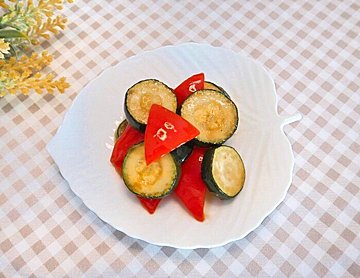夏野菜の旨味を味わって！【ズッキーニとパプリカの焼きマリネ】のつくり方