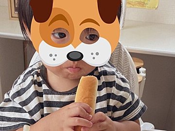 振り返ると1歳の息子がパンのソムリエに!?一口だけかじったパンを並べる姿に「食べ比べしているのかな」