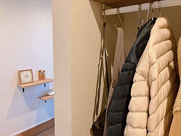 「ソファに置きっ放し」「椅子の背に掛けっぱなし」はもうしない！冬のアウター管理のコツ