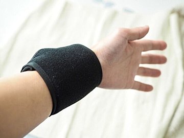 手首に巻くだけで簡単冷え対策！末端冷え性を救うあったかグッズとは