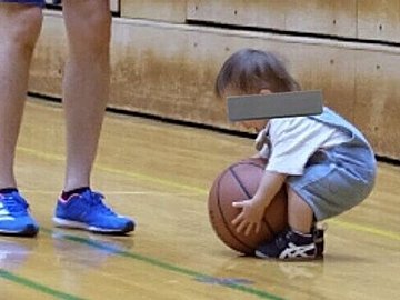 身体の約半分の大きさのボールを持とうとする1歳がかわいすぎる！「かわいい」「尊い」の声と1.4万件いいね