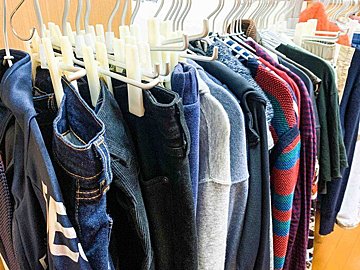 かさばるズボンの畳み方と お悩みを解決するアイデア収納術まとめ8選 サンキュ