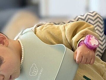 お掃除ロボットが気になるおばあちゃんと赤ちゃん「シンクロしている」2人のかわいい姿に3.7万いいね