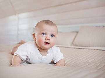 コーナーガードを剥がしたい0歳児vs孫を守りたいおじいちゃん。孫愛の強さに「素敵」の声集まる