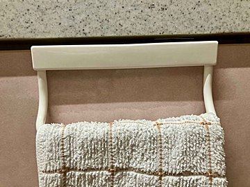 キッチンのタオルハンガー難民にサヨナラ！やっと見つけた！使い心地バツグンの【100均】アイテム