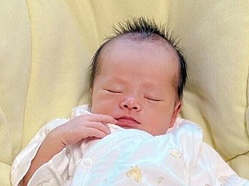 お行儀良く眠っていた赤ちゃんが、3カ月経つとアグレッシブな寝相に!?ビフォーアフターに驚きつつもほっこりする人続出