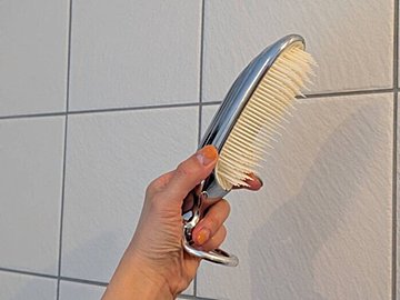 【リファ】バズりブランド新作！プチギフトにもオススメ「シャンプーブラシ」
