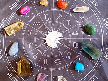 【2024年鏡リュウジさんのHappy Horoscope】「価値観」「知性」を大切に