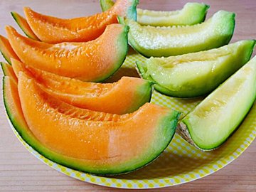 「メロン」を食べ過ぎるとどうなる？栄養と効能、美容効果や妊娠中にとるとよい成分まで解説