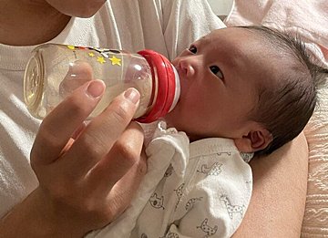 専門家監修 新生児に必要なミルクの量は たりない 飲みすぎ 欲しがるへの対処法は たまひよ