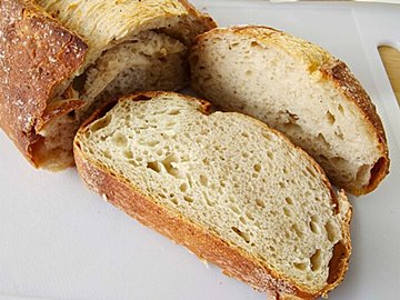 ベーカリー顔負け！【コストコ】にブラックペッパーとスイスチーズが香る超本格パンが登場しました