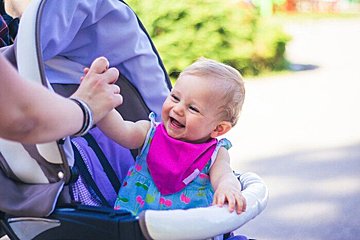 1歳娘と乗ったエレベーター。お年寄りたちに言われたフォローがあたたかすぎて笑ってしまう