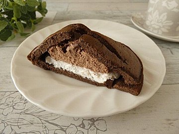 【ファミマ】たっぷりクリームがたまらない！新作「ダブルクリームサンド（生チョコクリーム&ホイップ）」は幸せ気分の贅沢スイーツ