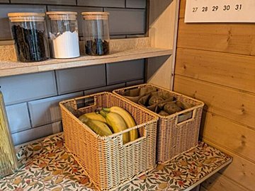 【スリーコインズ】水洗いOK！“天然素材風でインテリアに馴染む”PPラタン