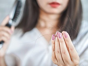 秋に急増する【抜け毛】原因と対策は？