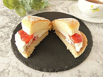 【ファミマ】極厚ふんわりパンケーキにたっぷりホイップの「パンケーキバーガー（ストロベリー）」は幸せ気分の贅沢スイーツ
