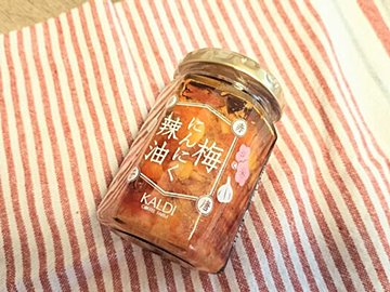 【カルディ】大人気シリーズの新味でた！第三弾は「梅」が主役なにんにく辣油が登場です