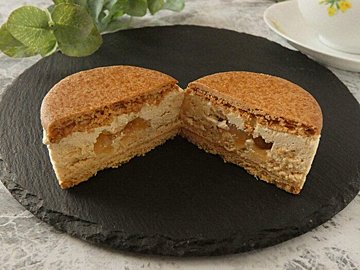 【ファミマ新商品】濃厚クリームで贅沢な味わい「バタービスケットサンド キャラメルりんご」