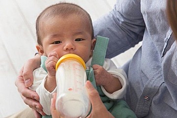 医師監修 赤ちゃんのウンチ 心配な色 と 色から考えられる 病気 を知っておこう たまひよ