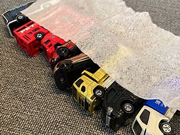 「ねんねん〜ねんねんね〜」という息子の声に振り向くとホッコリする光景が！息子の優しい姿に感動