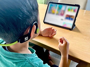 子育てママ必見！子連れ旅行・帰省前に買っておきたい「耳をふさがないイヤホン」