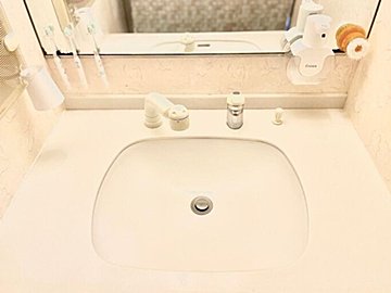 浮くハンドソープ容器が神！「洗面台まわり全部を浮かせる収納」に成功！