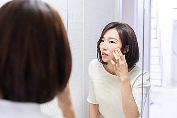 48歳からは要注意！一生懸命メイクをするほど痛くなる…を防ぐテクニック