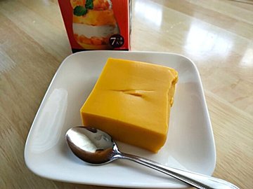 マンゴーの濃厚な味わい！【業務スーパー】の牛乳パックスイーツにマンゴープリンが登場しました。