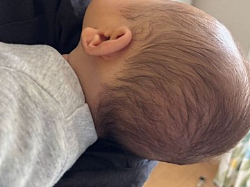 生後2カ月の息子の「重力を知らないほっぺた」が可愛すぎる！「見てるだけで幸せになります」の声と2万件のいいね