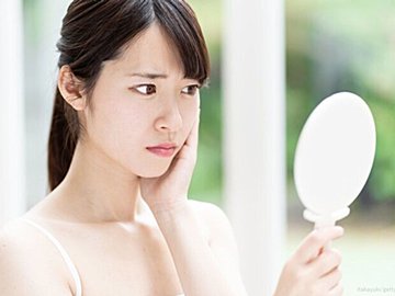 【顔の老け】おでこにシワ、できてしまったシミ……美容のプロが解決