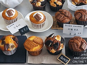 ホットケーキミックスでお手軽＆本格派！焼きっぱなし&簡単ホイップデコカップケーキ