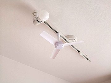 【節電】ダクトレールに付けられるシーリングファンで、エアコン効率を上げよう