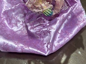 怪獣にドレスを着せて遊ぶ2歳の娘。誰でも分け隔てなくかわいがる優しさに、「素敵すぎる」と18万人が胸打たれる！