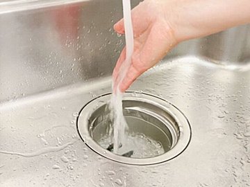 キッチン排水管を詰まらせない！週1・月1の簡単お手入れ術