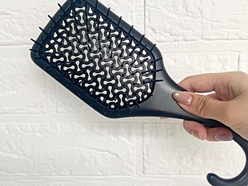 「かけられる」だけでこんなに便利！ダイソーの220円ブラシが最高です