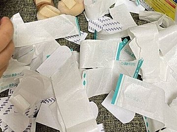 目を離したら絆創膏のゴミだらけ！子どもにとって大切なごっこ遊び、怒らず理解させたい親心と2歳児のイタズラに共感の声