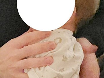 【これが27万いいねのゲップだ】「綺麗すぎる紳士か」生後2カ月の赤ちゃんが取ったゲップの姿勢が”良すぎ”ると話題