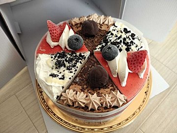 【シャトレーゼ】3種類の味が楽しめて1カット540円！毎年誕生日はアイスケーキ「トリプルアソート」に決まり