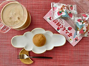 【KALDI新商品】甘酸っぱい苺餡がたまらない♪春の茶菓子にピッタリな「苺みるく饅頭」
