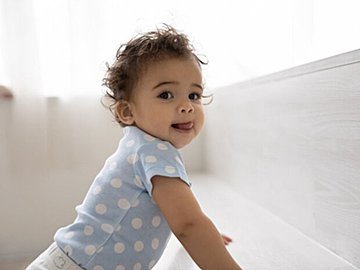 両親の前では頑なに1人で立つ姿を見せない1歳の娘。油断した瞬間の後ろ姿がかわいすぎる！